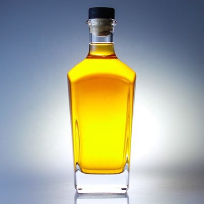 Garrafa de gin quadrada de 700 ml com acabamento de cortiça e fundo grosso, feita de vidro extra de pedra