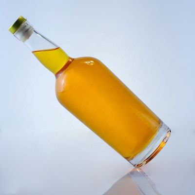 Garrafa de vidro Valiant de 750 ml para cerveja feita de vidro transparente