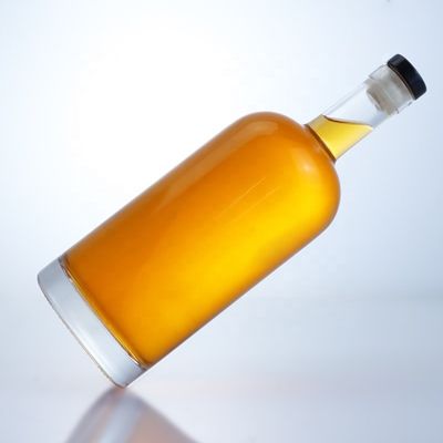 500 ml 700 ml Popular em forma de garrafa de vidro transparente Liquor para Whisky Rum Gin Brandy