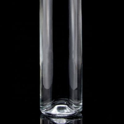Exquisito design Vodka Liquor Garrafa de vidro 750ml Garrafa de vidro transparente com tampa de parafuso