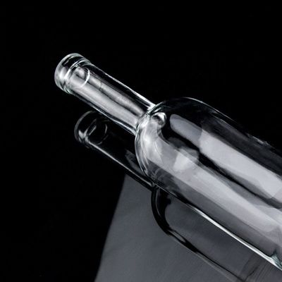 Exquisito design Vodka Liquor Garrafa de vidro 750ml Garrafa de vidro transparente com tampa de parafuso