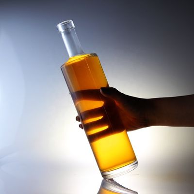 Garrafa de vidro de vodka de 750 ml com cortiça e forma cilíndrica única em design único