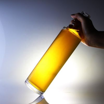 Garrafa de vidro de vodka de 750 ml com cortiça e forma cilíndrica única em design único