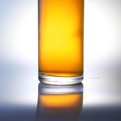 Garrafa de vidro de vodka de 750 ml com cortiça e forma cilíndrica única em design único