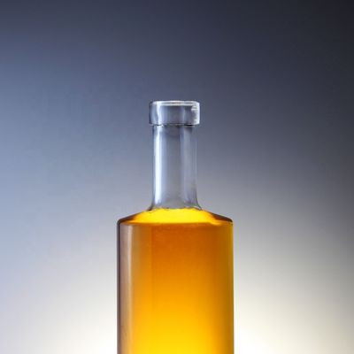 Garrafa de vidro de vodka de 750 ml com cortiça e forma cilíndrica única em design único