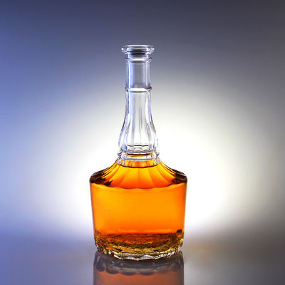 Garrafa de vidro de 500 ml com cortiça para uísque Vodka bebidas espirituosas gravado em design de pescoço longo