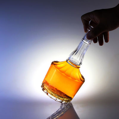 Garrafa de vidro de 500 ml com cortiça para uísque Vodka bebidas espirituosas gravado em design de pescoço longo
