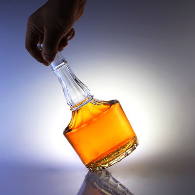 Garrafa de vidro de 500 ml com cortiça para uísque Vodka bebidas espirituosas gravado em design de pescoço longo