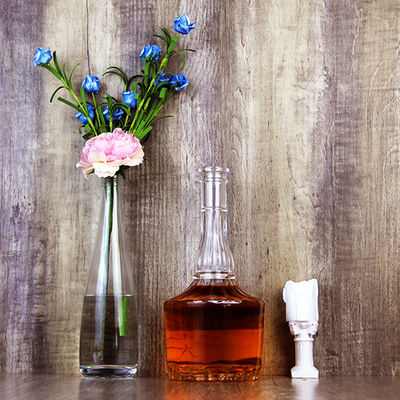 Garrafa de vidro de 500 ml com cortiça para uísque Vodka bebidas espirituosas gravado em design de pescoço longo