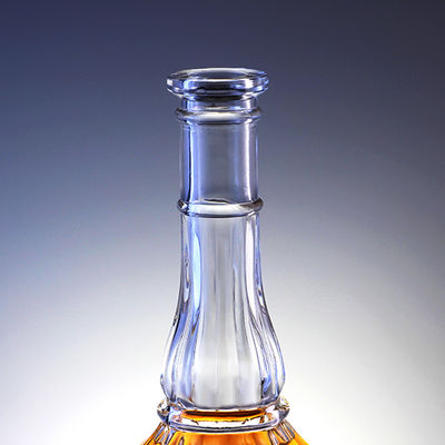 Garrafa de vidro de 500 ml com cortiça para uísque Vodka bebidas espirituosas gravado em design de pescoço longo