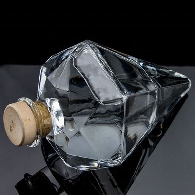 Gravação de logotipo personalizado Transparente Design único Forma garrafa de gin de vidro com cortiça