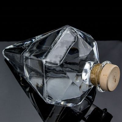 Gravação de logotipo personalizado Transparente Design único Forma garrafa de gin de vidro com cortiça