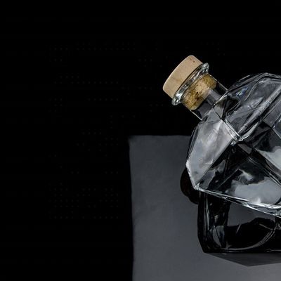 Gravação de logotipo personalizado Transparente Design único Forma garrafa de gin de vidro com cortiça