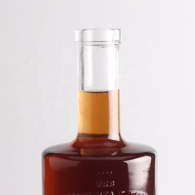 Garrafa de vidro de tequila gravada de 750 ml por litro com forma redonda e tipo de vedação de cortiça