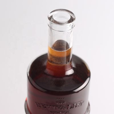 Garrafa de vidro de tequila gravada de 750 ml por litro com forma redonda e tipo de vedação de cortiça