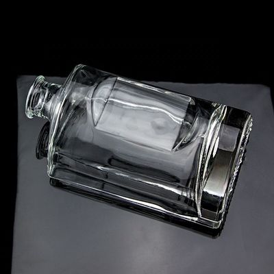 Botão de vidro de vodka de 750 ml de forma personalizada com tampa de cortiça e acabamento transparente em redondo
