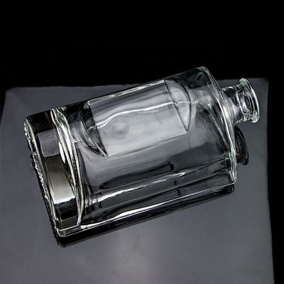 Botão de vidro de vodka de 750 ml de forma personalizada com tampa de cortiça e acabamento transparente em redondo