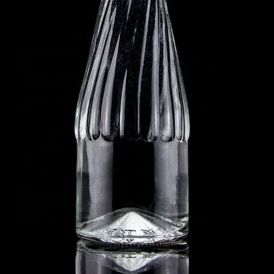 Material do corpo de vidro 500ml 700ml garrafa de vinho de uísque com design único de fundo levantado
