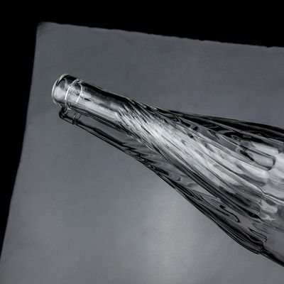 Material do corpo de vidro 500ml 700ml garrafa de vinho de uísque com design único de fundo levantado