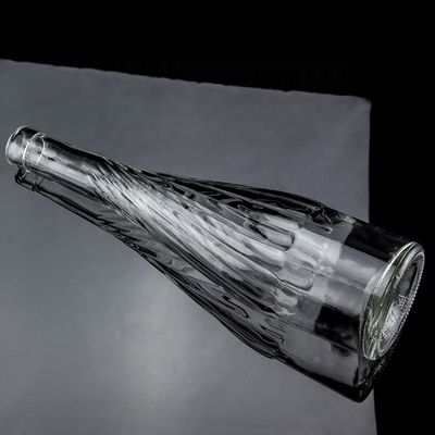 Material do corpo de vidro 500ml 700ml garrafa de vinho de uísque com design único de fundo levantado