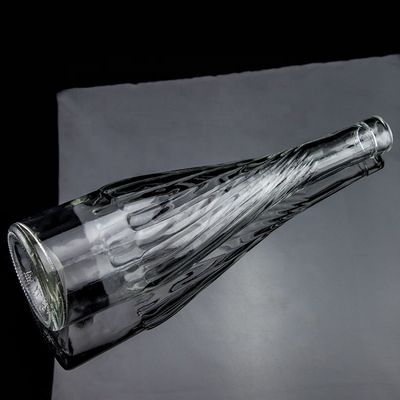 Material do corpo de vidro 500ml 700ml garrafa de vinho de uísque com design único de fundo levantado