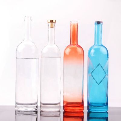 Garrafa de vidro de vodka de 750 ml de forma redonda com tampa de cortiça e manuseio de superfície personalizado