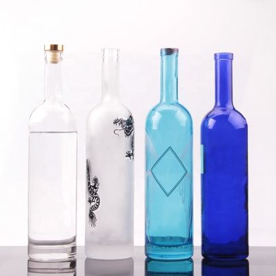 Garrafa de vidro de vodka de 750 ml de forma redonda com tampa de cortiça e manuseio de superfície personalizado