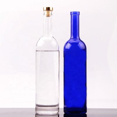 Garrafa de vidro de vodka de 750 ml de forma redonda com tampa de cortiça e manuseio de superfície personalizado