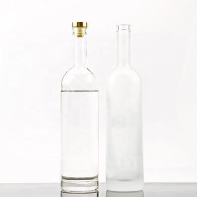 Garrafa de vidro de vodka de 750 ml de forma redonda com tampa de cortiça e manuseio de superfície personalizado
