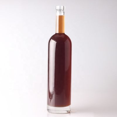 Garrafa de vidro de vodka de 750 ml de forma redonda com tampa de cortiça e manuseio de superfície personalizado