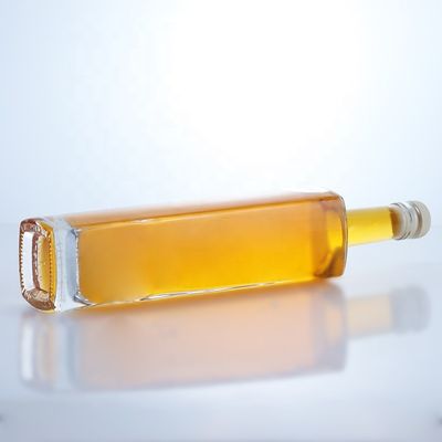 700 ml de garrafa de vidro de licor de forma redonda com logotipo personalizado e acabamento de cortiça