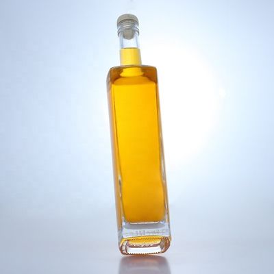 700 ml de garrafa de vidro de licor de forma redonda com logotipo personalizado e acabamento de cortiça
