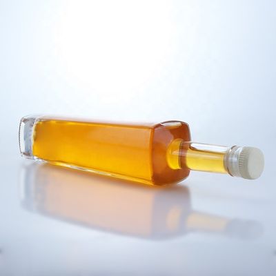 700 ml de garrafa de vidro de licor de forma redonda com logotipo personalizado e acabamento de cortiça