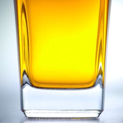 Garrafa de gin quadrada de 700 ml com acabamento de cortiça e fundo grosso, feita de vidro extra de pedra