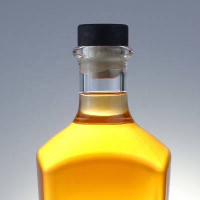Garrafa de gin quadrada de 700 ml com acabamento de cortiça e fundo grosso, feita de vidro extra de pedra