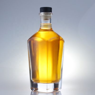 Garrafa de gin quadrada de 700 ml com acabamento de cortiça e fundo grosso, feita de vidro extra de pedra