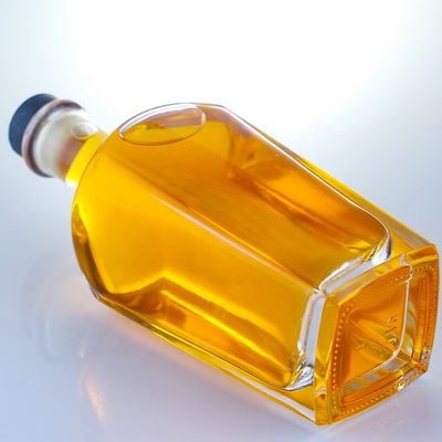 Garrafa de gin quadrada de 700 ml com acabamento de cortiça e fundo grosso, feita de vidro extra de pedra