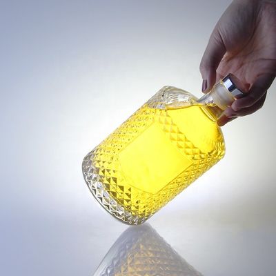 Garrafa de gin sofisticado de 700 ml com colarinho de vidro e fecho gravado