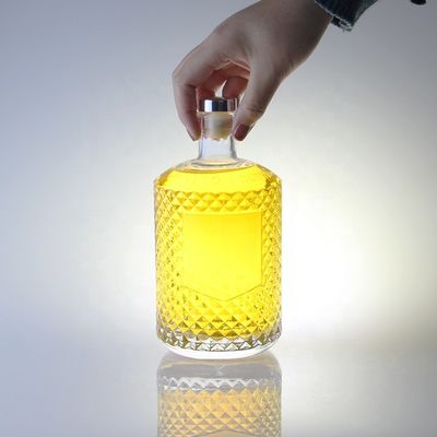 Garrafa de gin sofisticado de 700 ml com colarinho de vidro e fecho gravado