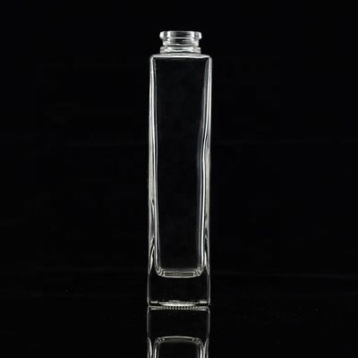 750 ml de garrafa de álcool de vidro transparente de base pesada com tampa de metal dourado a granel
