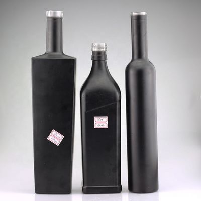 750 ml de vidro preto brilhante Vodka garrafas pintadas Impressão de tela Gin fechamento garrafa de licor