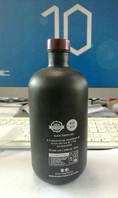 750 ml de vidro preto brilhante Vodka garrafas pintadas Impressão de tela Gin fechamento garrafa de licor