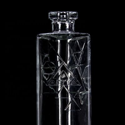 750 ml de garrafa redonda de vidro triangular de pirâmide com logotipo de cortiça