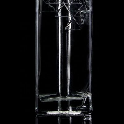 750 ml de garrafa redonda de vidro triangular de pirâmide com logotipo de cortiça