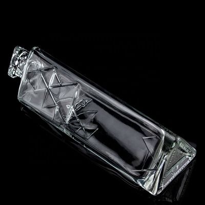 750 ml de garrafa redonda de vidro triangular de pirâmide com logotipo de cortiça