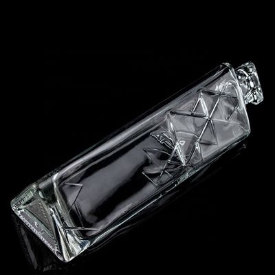 750 ml de garrafa redonda de vidro triangular de pirâmide com logotipo de cortiça
