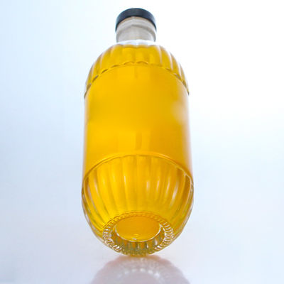 Garrafa de vidro para bebidas industriais com desenho em relevo e forma redonda de cortiça