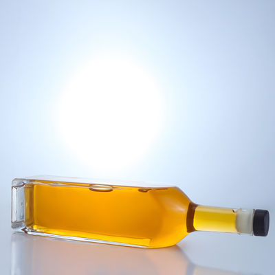 Garrafa de vidro de forma quadrada de cor clara para vodka uísque tequila gin