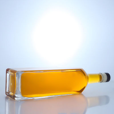 Garrafa de vidro de forma quadrada de cor clara para vodka uísque tequila gin