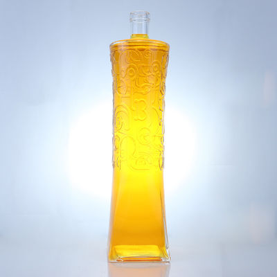 Garrafa de vidro para bebidas industriais com forma única e material de pedra em relevo